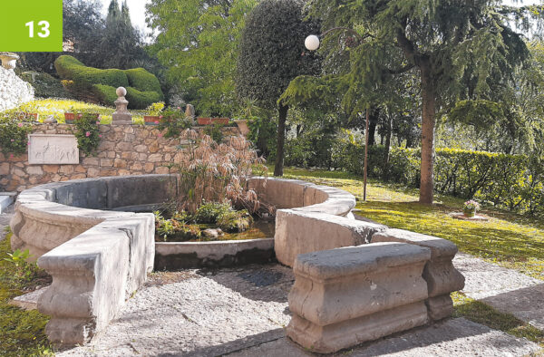 I fiori sono apparsi nei campi, il tempo del canto è tornato