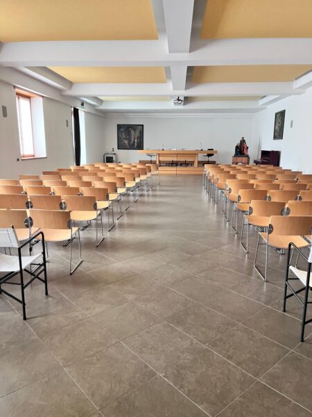 Una pietra, una tomba e un paio di donne