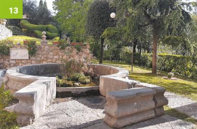 I fiori sono apparsi nei campi, il tempo del canto è tornato